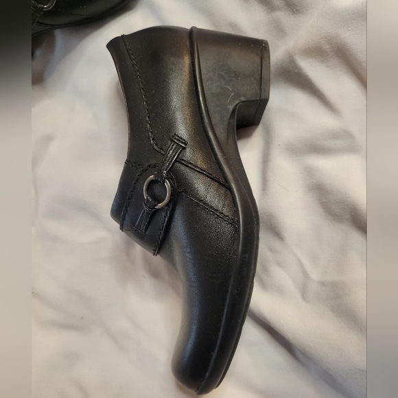 Clarks Ankle Boots with a Low Heel - Picture 5 of 8